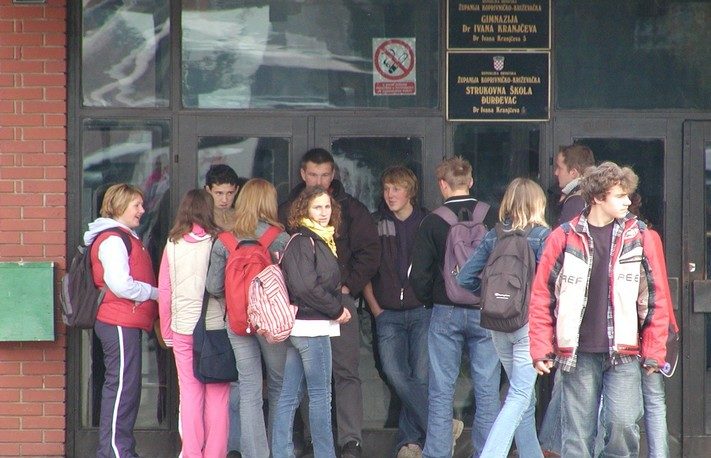 Srednja škola Đurđevac - učenici na odmoru