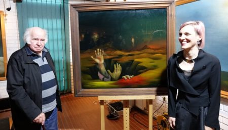 Slikar Mijo Kovačić pokraj slike Jama koja je nakon krađe vraćena u Galeriju Hlebine