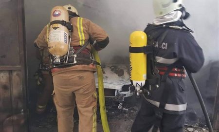 Vatrogasci gase požar nakon eksplozije goriva u autolimarskoj radionici