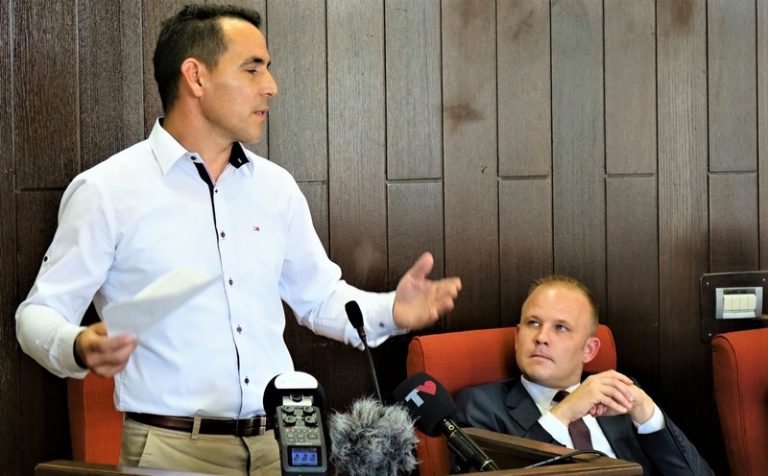 Vijećnik Mreže Ivica Suvalj i gradonačelnik Mišel Jakšić na sjednici Gradskog vijeća Koprivnice