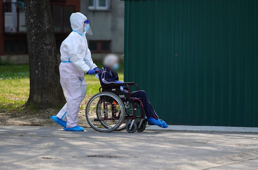 Starce prevoze u kolicima iz doma u bolnicu