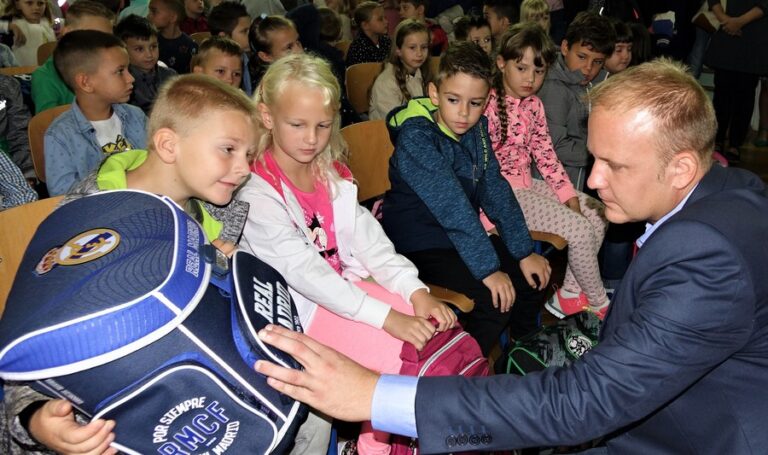 Mišel Jakšić, gradonačelnik Koprivnice, s prvašićima prvi dan škole