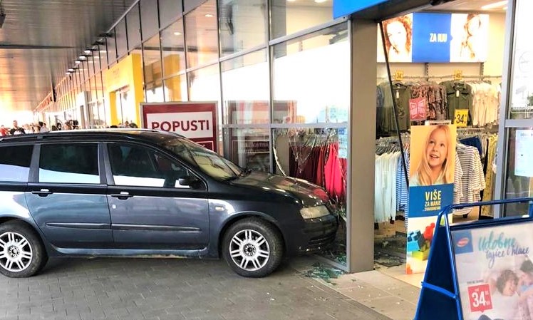 Automobil se zaletio u izlog dućana u trgovačkom centru u Koprivvnici