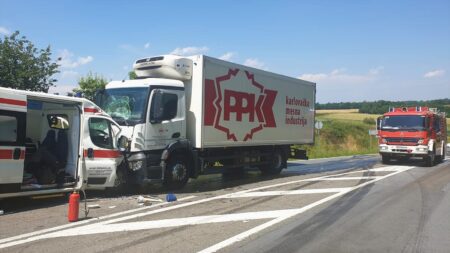 Teška prometna nesreća sanitetskog vozila i kamiona kod Garešnice u kojoj su poginule dvije osobe