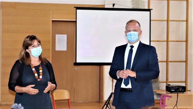Škola će dobiti maske - ravnateljica Gordana Gazdić Buhanec i gradonačelnik MIšel Jakšić