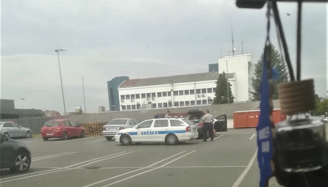 Carinici tražili račun od kupaca na parkiralištu Kauflanda