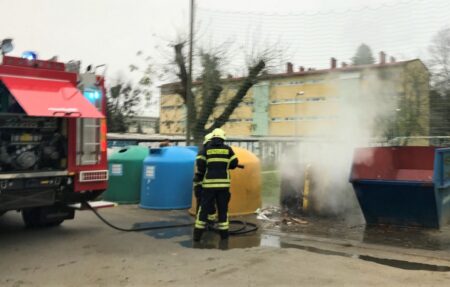 Vatrogasci gase požar koji je izbio na spremniku za plastiku u Koprivnici