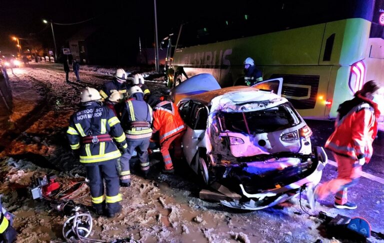 Vatrogasci izvlače unesrećene nakon sudara automobila i dva autobusa