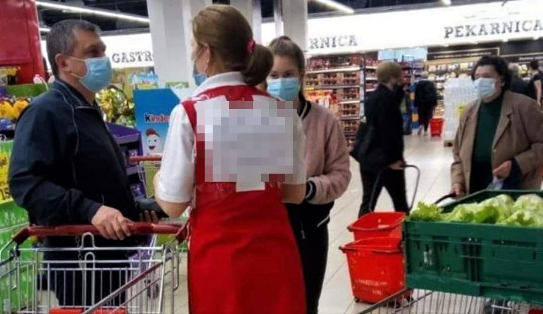 Neobičan natpis na leđima prodavačice u Superkonzumu