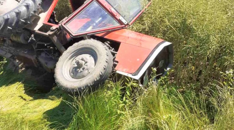Pet osoba stradalo u prevrtanju traktora
