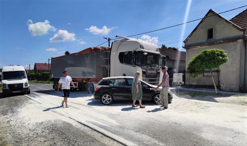 Prometna u Cabuni, brašno se iz kamiona rasulo po cesti