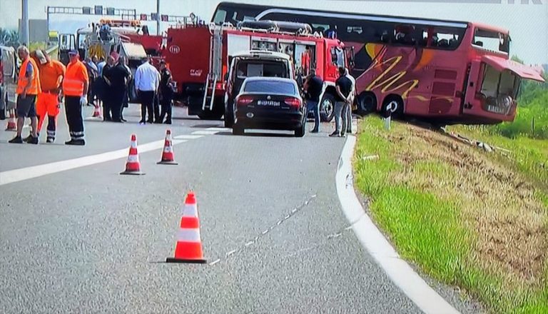 Autobus kod Slavonskog Broda izletio s autoceste, deset poginulo