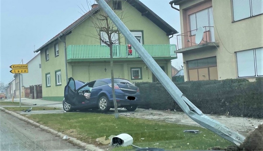 Srušio stup javne rasvjete s kamerom za brzinu, prometna nesreća u Požegi