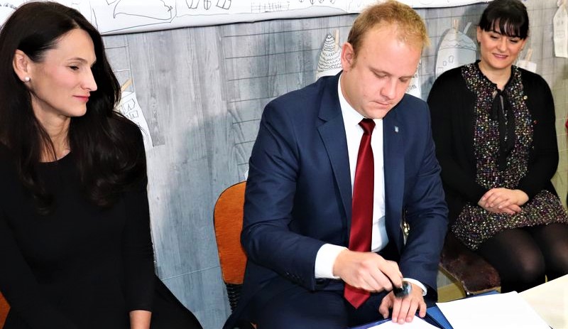 Sandra Oreški, gradonačelnik Mišel Jakšić i ravnateljica vrtića Ida Šipek