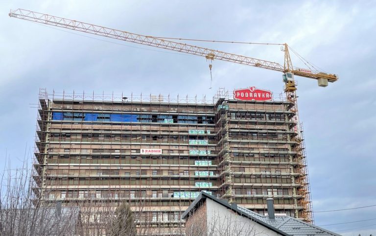 Radovi, obnavlja se zgrada Podravke, kran se kreće, uredi u staklu