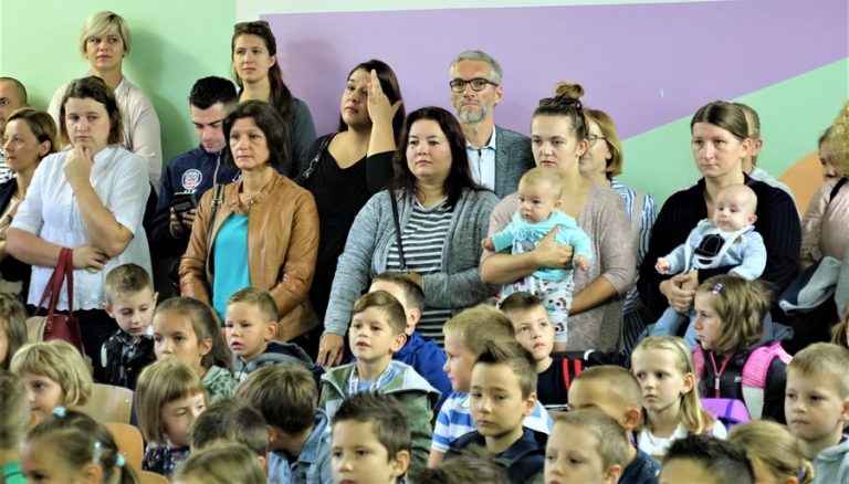 Roditelji i učenici prvašića na sastanku prvi dan škole u OŠ Đuro Ester