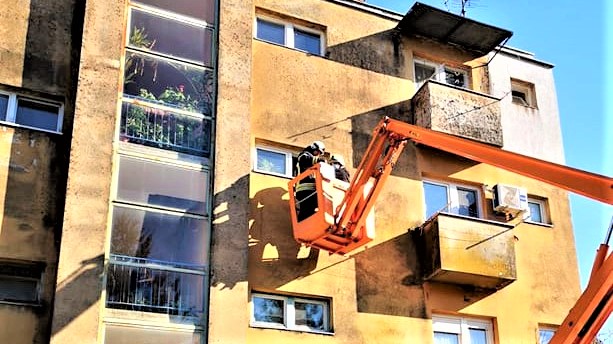 Vatrogasci ušli u stan kroz prozor