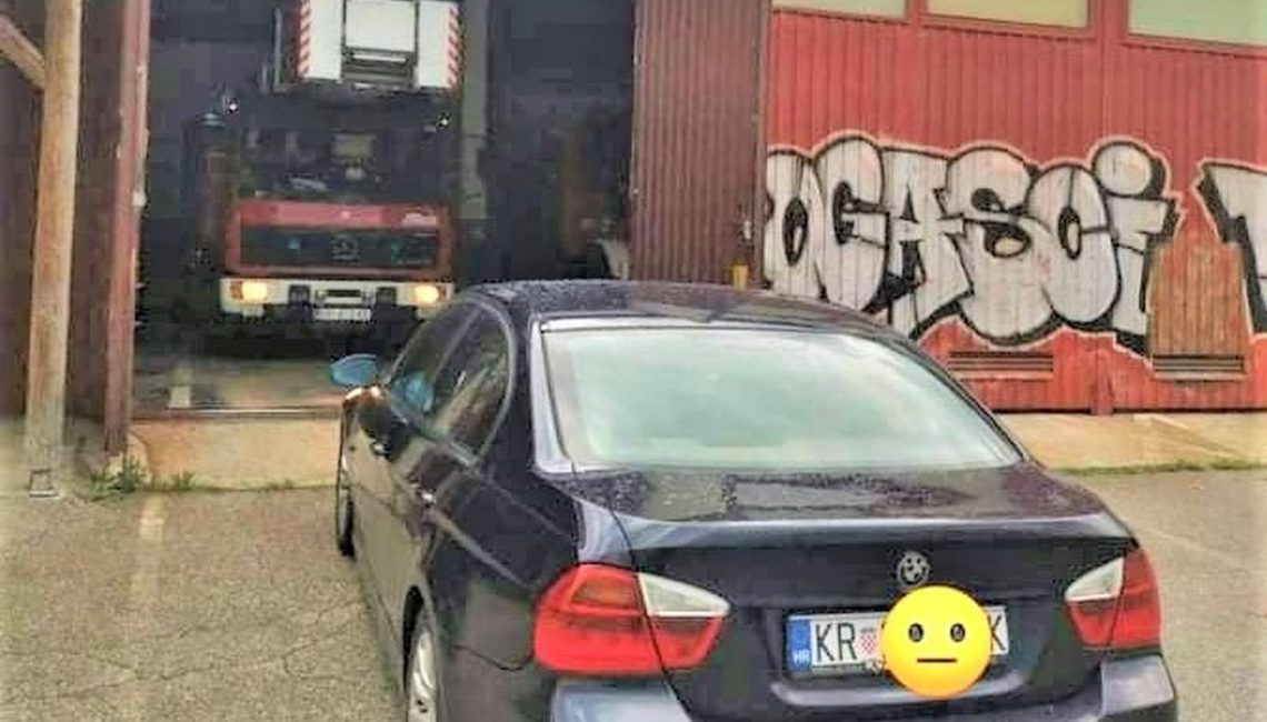 BMW parkiran ispred ulaza u vatrogasnu garažu u Krapini
