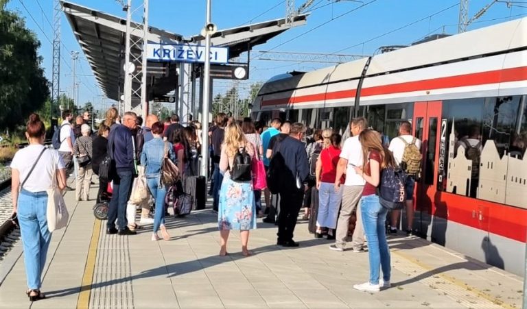 Purnici čekaju vlak na kolodvoru u križevcima, strojovođa zaboravio doći na posao