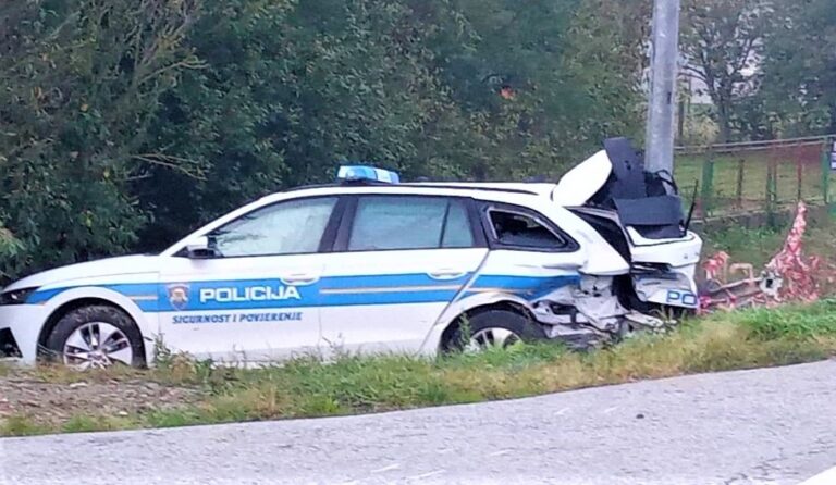 Vozač tipkao po mobitelu pa se zabio u policijski automobil u Slatini