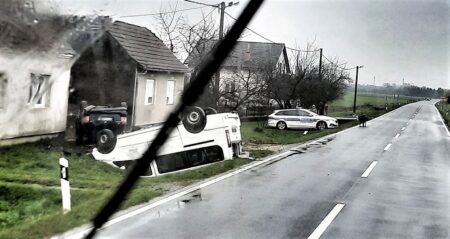 Pijani vozač skrivio prometnu i završio na krovu u mjestu Terezino Polje