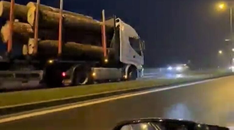 Šleper s trupcima juri u suprotnom smjeru kod trgovačkog centra West gate
