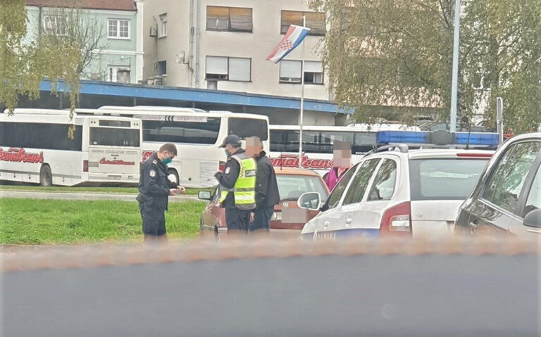 Carina provjerava račune ispred Konzuma