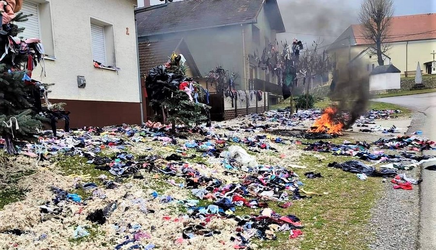 Rodio se sin, prizor ispred kuće u Turnašici kod Pitomače