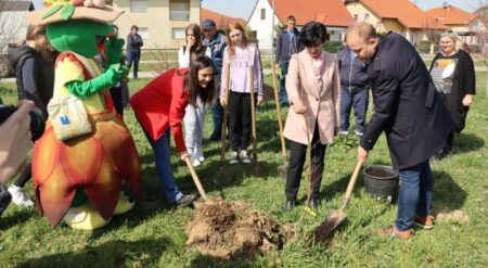 Koprivnica dobila prvu šumu hrane u Hrvatskoj, posađena kod bazena Cerine, na slici predsjednica uprave Komunalca Nataša Tetec i gradonačelnik Mišel Jakšić