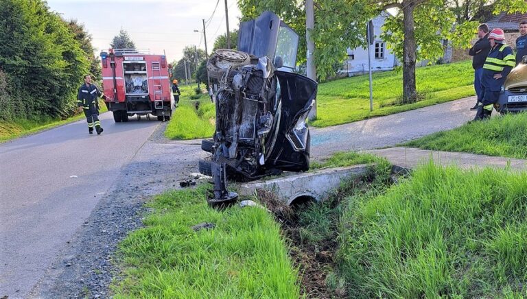 Teška prometna u mjestu Velika Ludina, automobil udario u betonski most i završio na boku