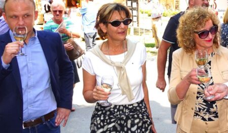 Martina Dalić s čašom vina