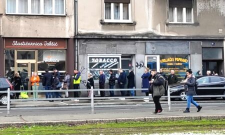 Redi za krafne ispred slastičarnice Jakšić u Zagrebu