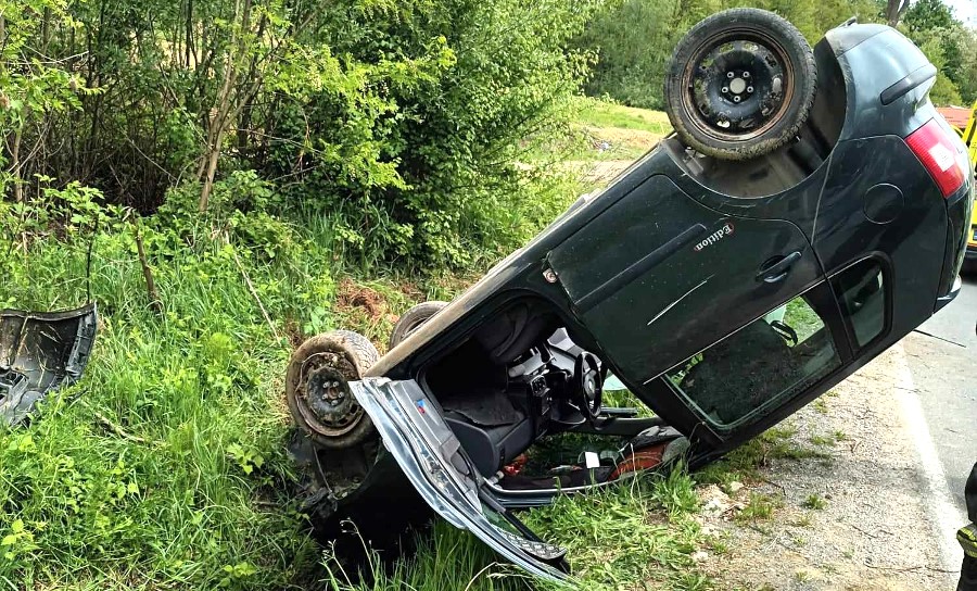 Vozač izletio u kanal i završio na krovu u mjestu Donja Zelina