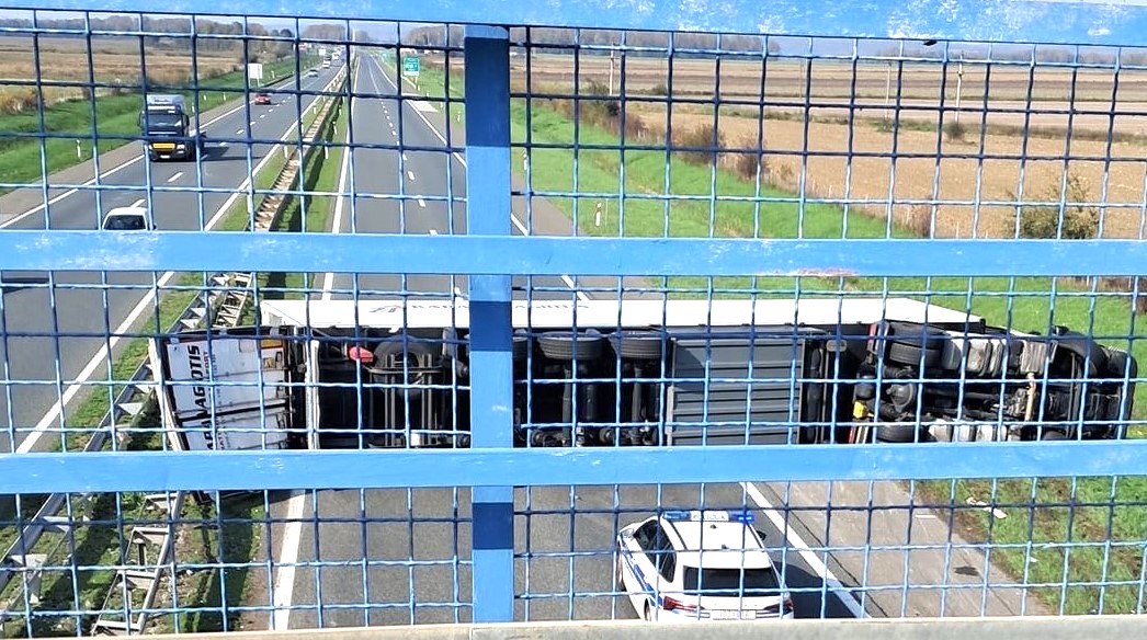 Kamion završio na boku na autocesti prema Zagrebu kod Kutine